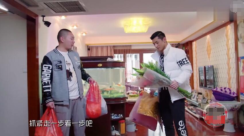 张继科青岛豪宅首曝光 为父母做饭超暖心