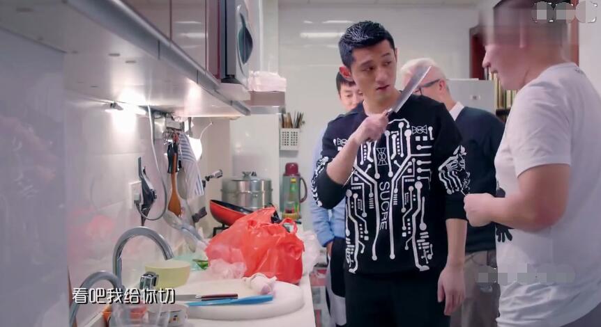 张继科青岛豪宅首曝光 为父母做饭超暖心