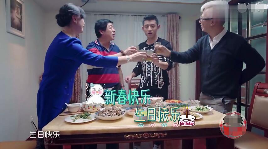 张继科青岛豪宅首曝光 为父母做饭超暖心