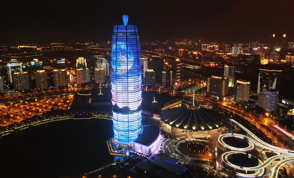 【焦点图-大图】【移动端-轮播图】迎元旦，郑州“大玉米”上演灯光秀