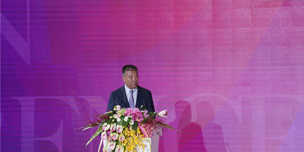 中国服装设计师协会副主席杨健为大会开幕式发表致辞。 中国服装设计师协会副主席杨健为大会开幕式发表致辞。_fororder_中国服装设计师协会副主席杨健.JPG