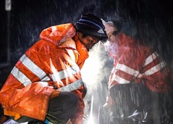 雨夜巡查保春运安全