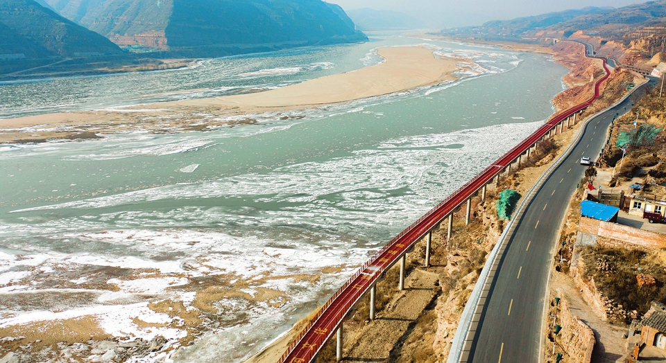 山西：冬日美丽画卷 流凌“邂逅”旅游公路