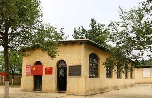 头条 | 红色旅游，让我们跟着他走！