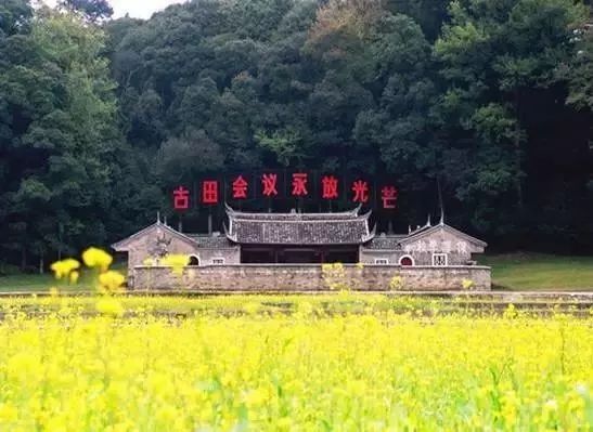 头条 | 红色旅游，让我们跟着他走！