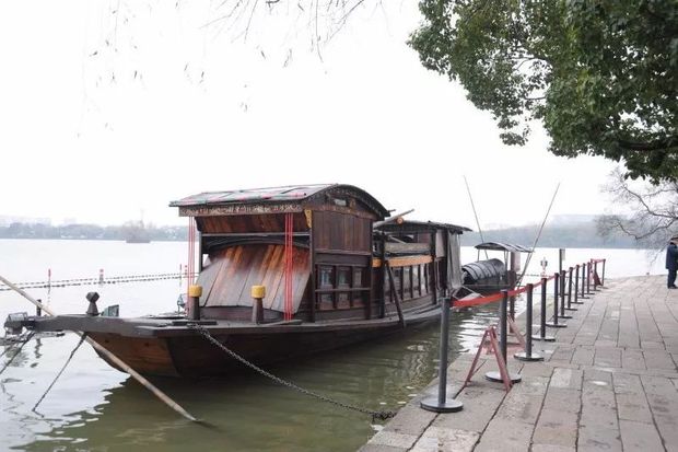 头条 | 红色旅游，让我们跟着他走！