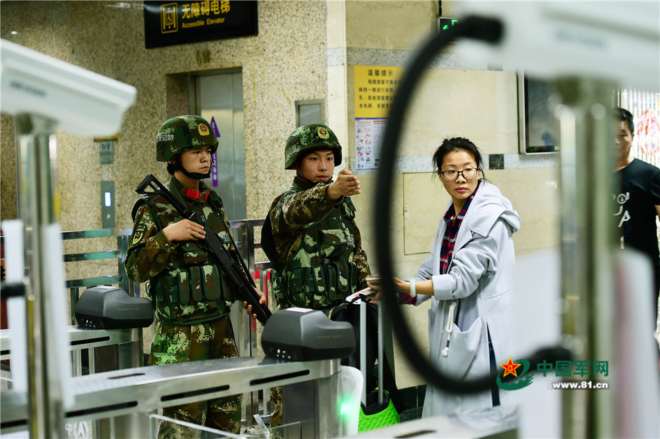 武警护航春运 巡逻日均四万步
