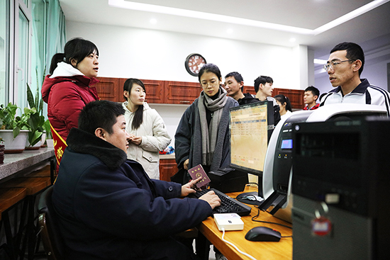 01【吉林供稿】长春火车站移动售票车进校园为残疾大学生送票