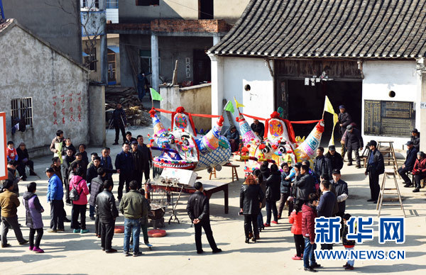 【网络媒体走转改】南京溧水村民为舞龙灯做准备 年俗延续300年