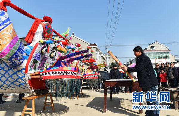 【网络媒体走转改】南京溧水村民为舞龙灯做准备 年俗延续300年