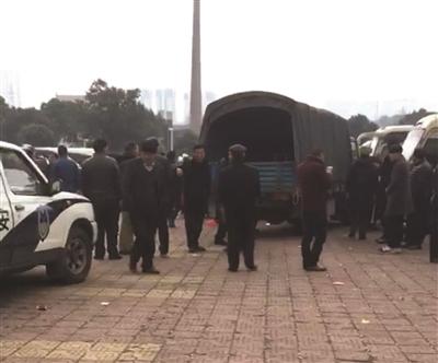 殡仪馆卡车忽然自溜冲向人群 撞倒近20人