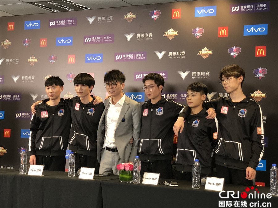 图片默认标题_fororder_“Hero久竞”战队及教练久哲（左三）夺冠后接受媒体采访