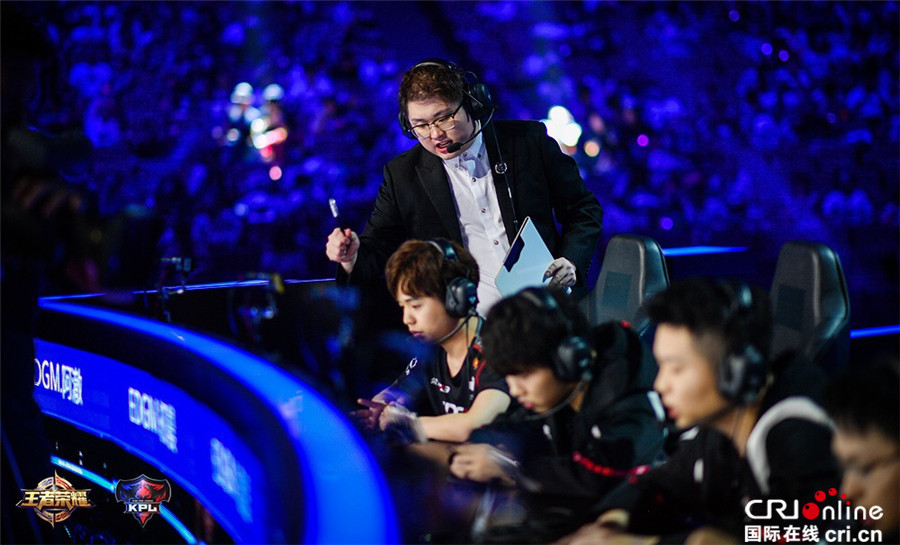 图片默认标题_fororder_“EDG.M”战队赛前教练和队员们的探讨