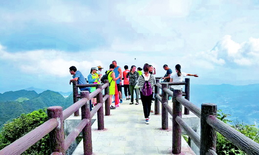 （旅游）重庆客人涌入桐梓避暑