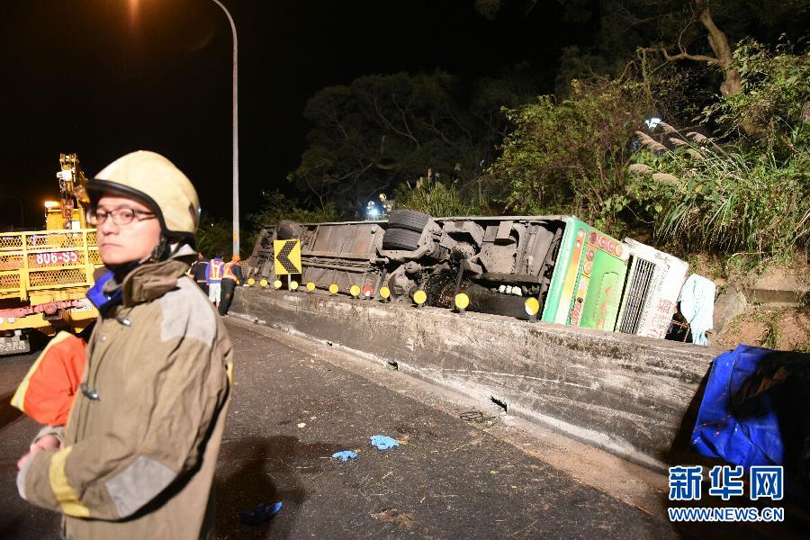 台湾游览车翻车事故已致32死 车上无大陆游客