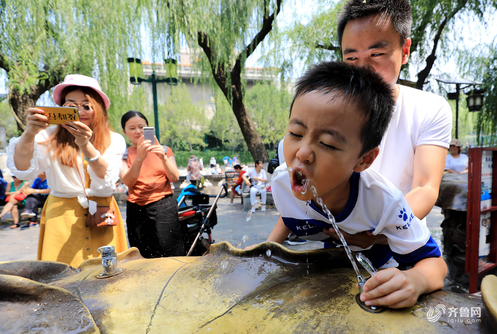 济南迎来高温天气 孩子扎堆泉水直饮点觅凉消暑