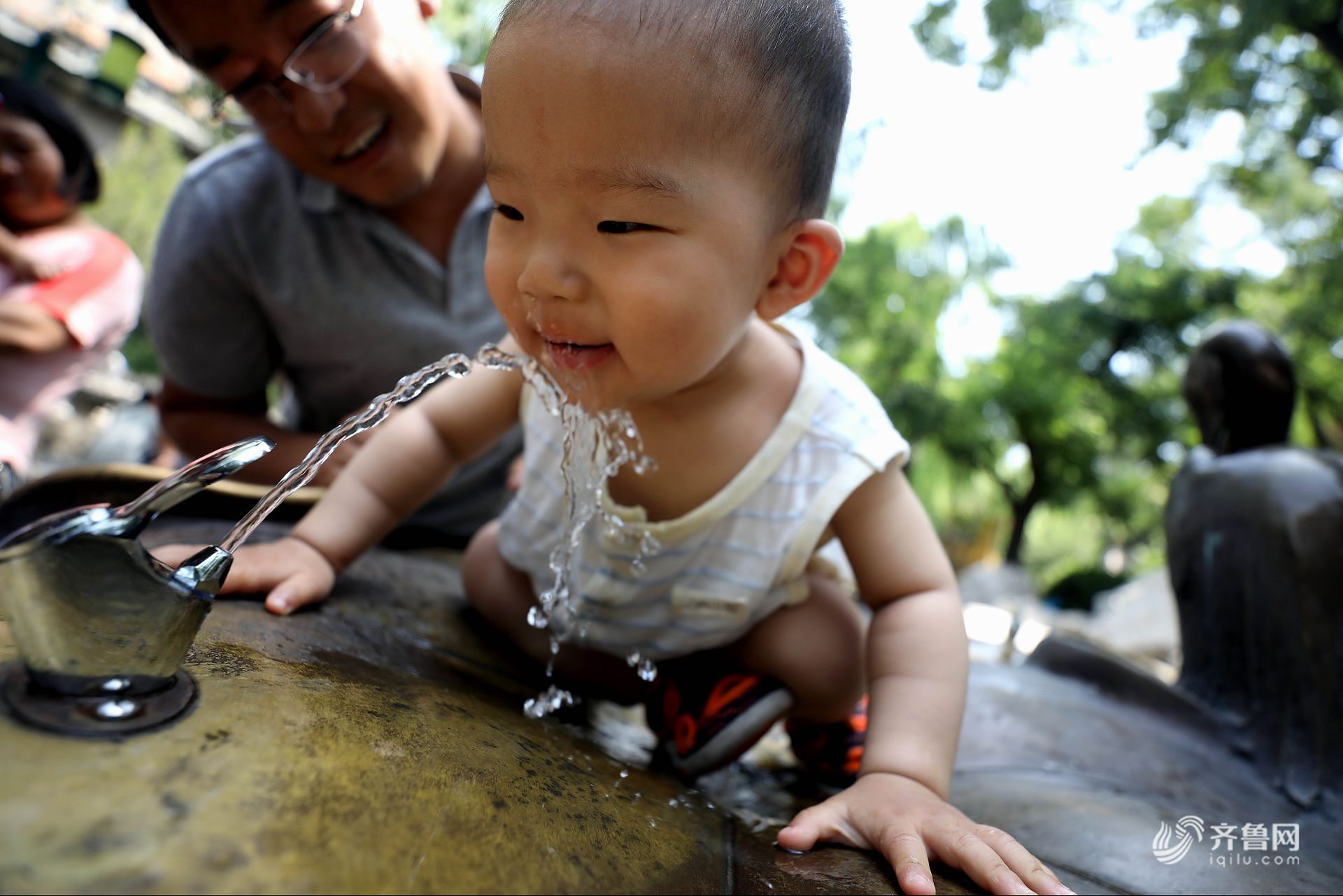 济南迎来高温天气 孩子扎堆泉水直饮点觅凉消暑