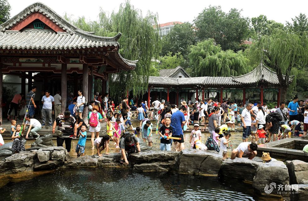 济南迎来高温天气 孩子扎堆泉水直饮点觅凉消暑