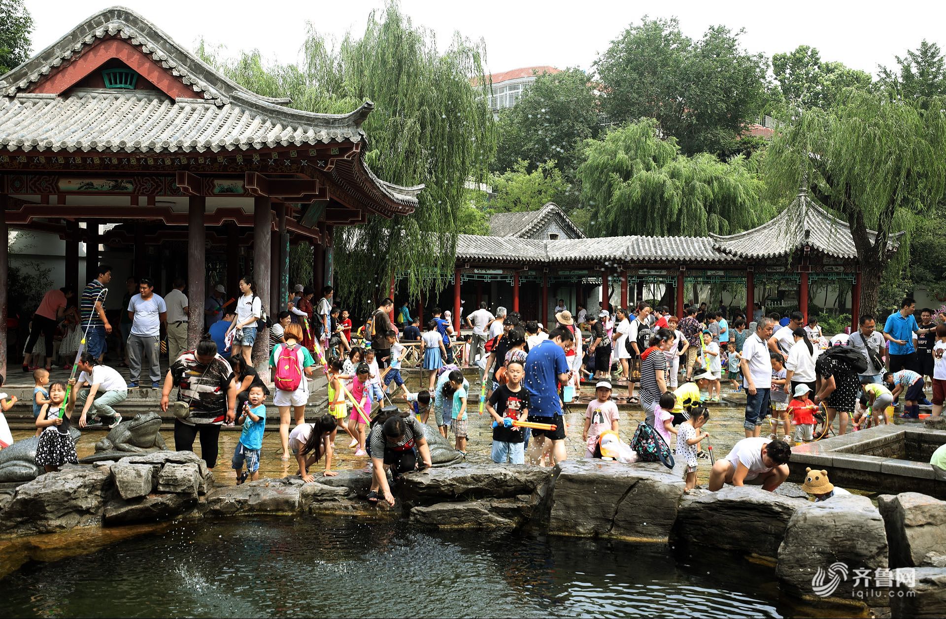 济南迎来高温天气 孩子扎堆泉水直饮点觅凉消暑