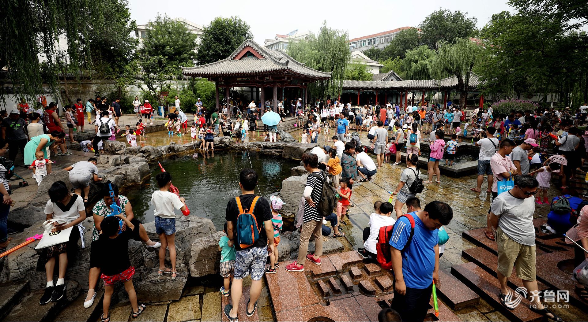 济南迎来高温天气 孩子扎堆泉水直饮点觅凉消暑