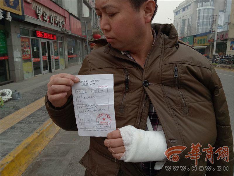外卖送餐员被打骨折 客户还让其自扇耳光