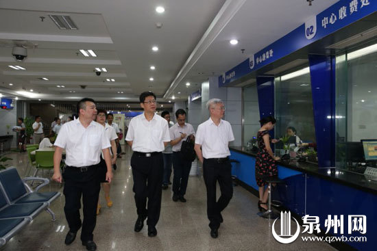 打造一流营商环境 康涛前往市行政服务中心调研