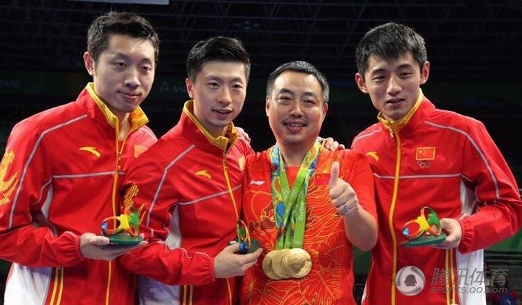 组图：张继科捧俩大蛋糕致谢 帅气自拍合影粉丝
