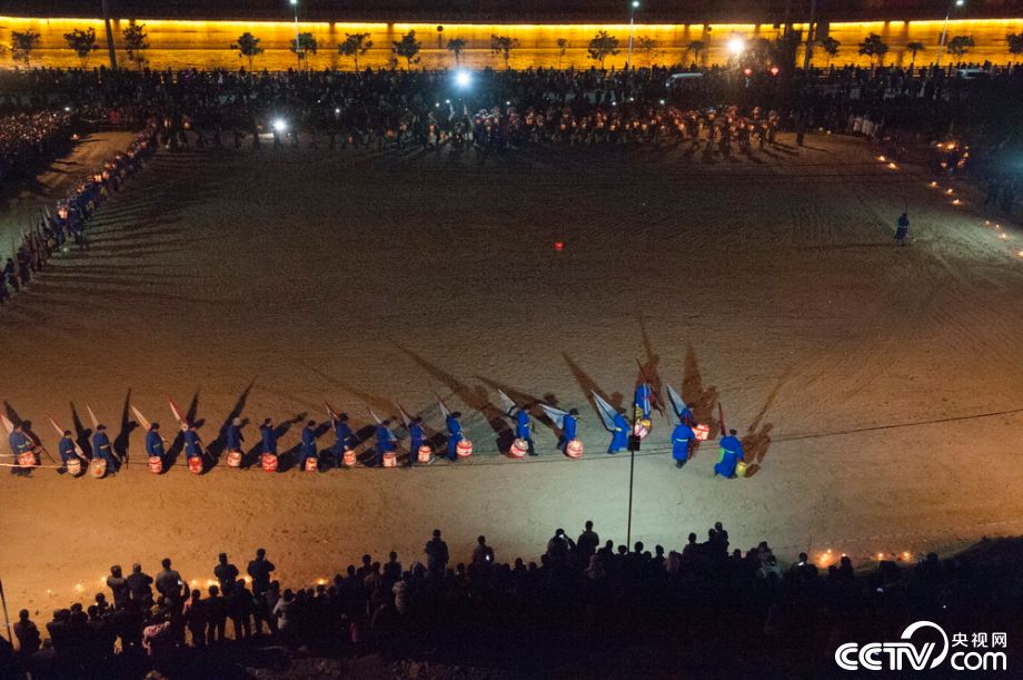 【网络媒体走转改】甘肃舟曲“闹春”：百人转灯祈福