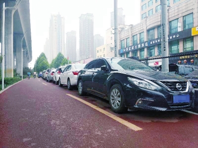 【汽车-图片】休闲之地生态廊道却成了停车场