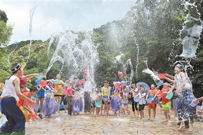 第十二届泼水节开幕