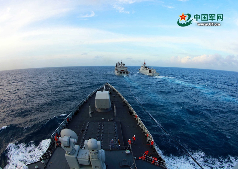 南海舰队远海训练编队在南海某海域首次综合补给