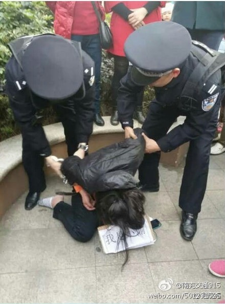 窃贼偷电动车被抓 胸前挂“我是小偷”示众