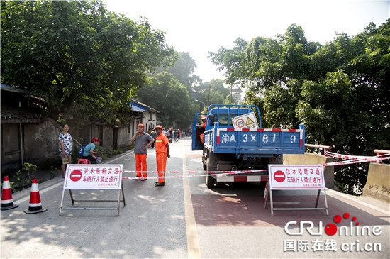 【法制安全】重庆北碚洪峰过境 交巡警劝导驾驶员择道而行【内容页标题】重庆北碚洪峰过境 交巡警严防死守劝导驾驶员择道而行