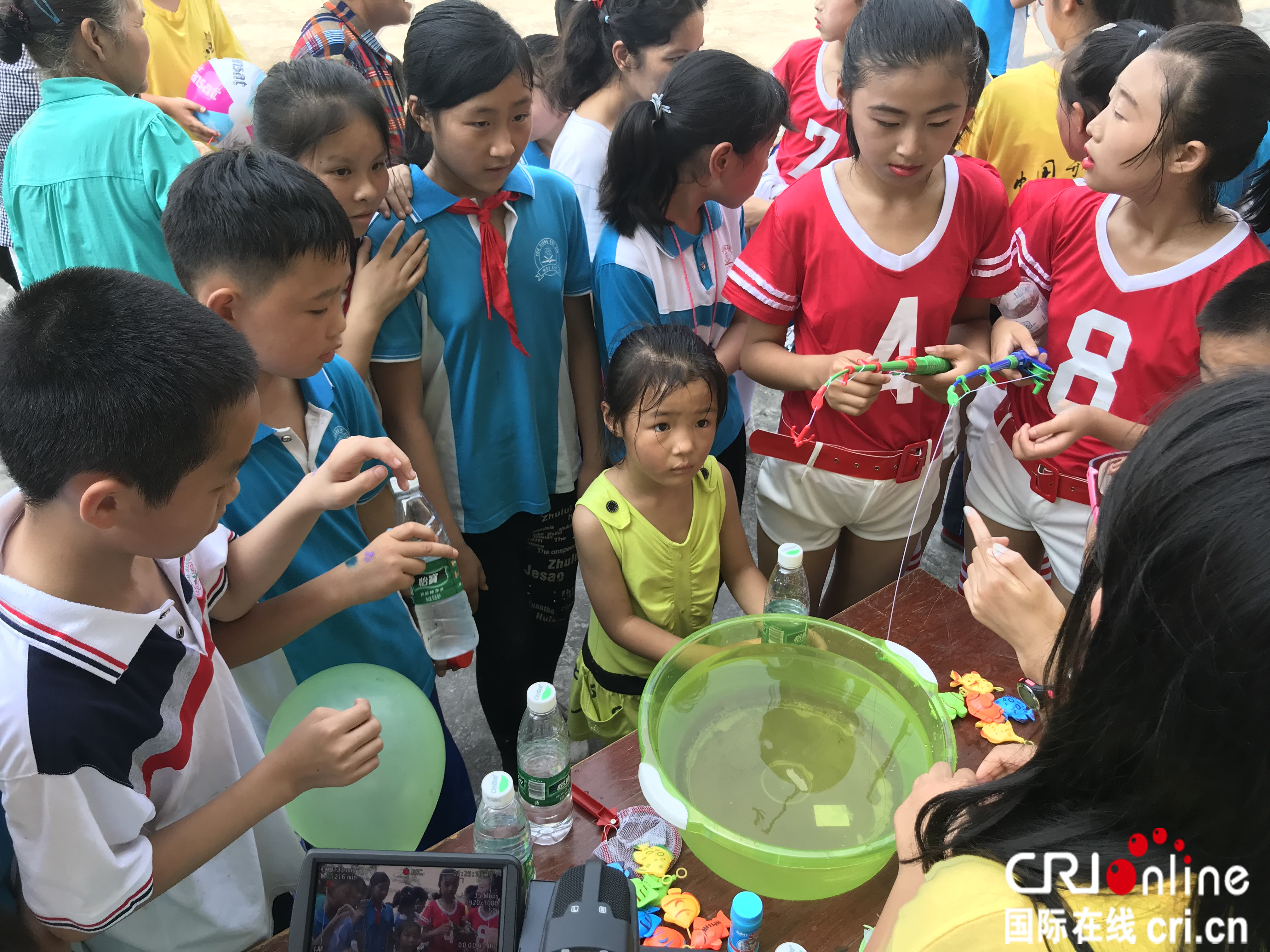 加拿大华裔学生和阆中市东兴镇中心学校学生一起做游戏_fororder_微信图片_20180718102621