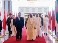 习近平抵达阿布扎比开始对阿拉伯联合酋长国进行国事访问_fororder_CqgNOltQ1uSAJL9IAAAAAAAAAAA927.900x664