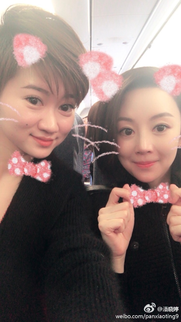 潘晓婷领衔出征中式世锦赛 搞怪合影萌萌哒