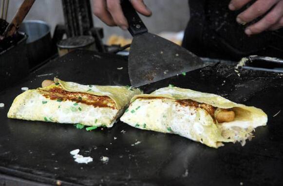 “煎饼侠”夫妻：9年为特殊群体提供免费煎饼