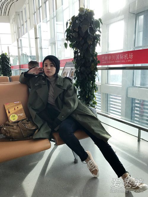 马思纯欧豪恋情曝光 文艺小花穿衣又美又潮