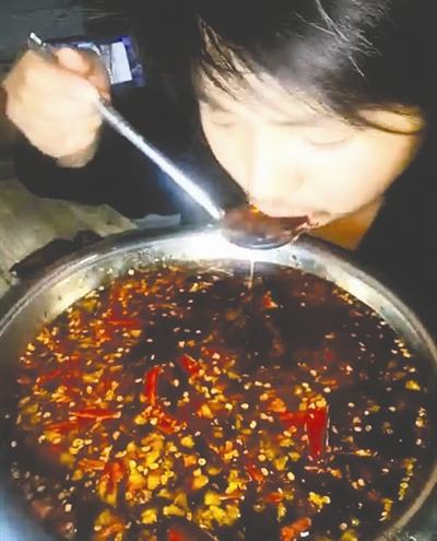 英老人活埋自己棺材里直播“死亡” 细数全球花样百出的直播
