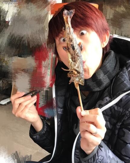 娘娘又来发神经了！蔡少芬吃烤鱼表情太搞怪
