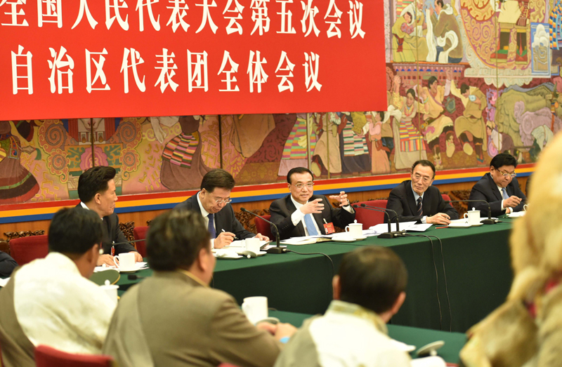 李克强在西藏代表团：民族团结要像糌粑和糍粑那样捏成团、聚成团、抱成团