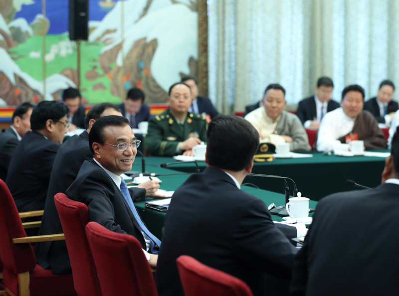 李克强在西藏代表团：民族团结要像糌粑和糍粑那样捏成团、聚成团、抱成团
