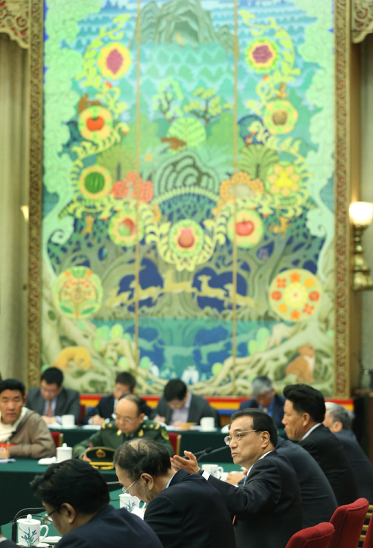 李克强在西藏代表团：民族团结要像糌粑和糍粑那样捏成团、聚成团、抱成团