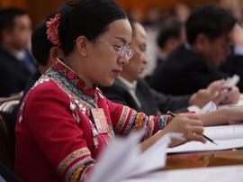 少数民族女代表认真听取报告