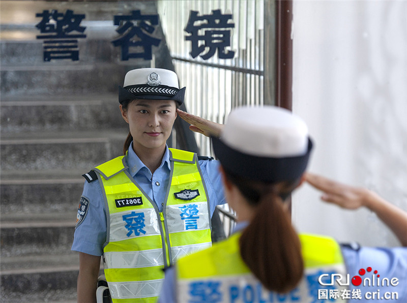 无边栏【法制安全】重庆北碚内勤民警张新晨：高温烈日下的铿锵玫瑰