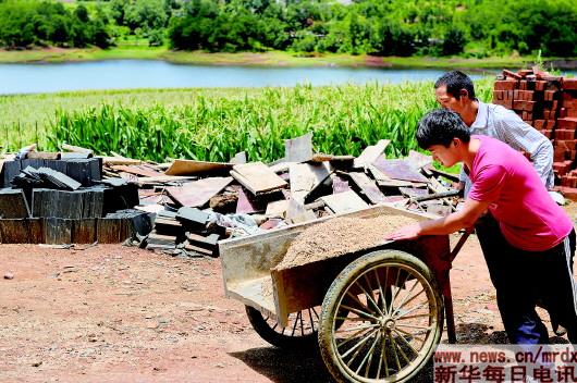 学子工地上收到北大录取通知书成"网红":"这些事都很平常"