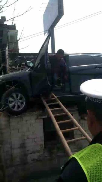 江苏离奇交通事故汽车飞上屋顶 司机被困一脸懵