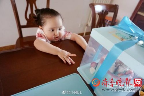 【小刚几表情包合集】这个两岁小女孩是谢飞机后的新晋国产表情包 连景甜都爱用！