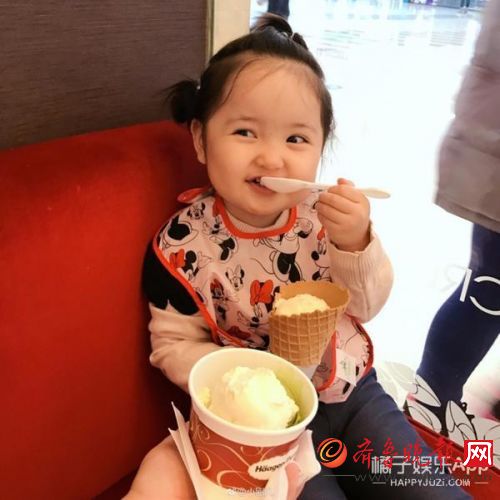 【小刚几表情包合集】这个两岁小女孩是谢飞机后的新晋国产表情包 连景甜都爱用！