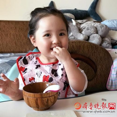 【小刚几表情包合集】这个两岁小女孩是谢飞机后的新晋国产表情包 连景甜都爱用！